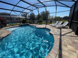 #490-Modern home with private pool with spa and close to attractions