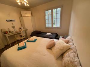 Chambres dans maison avec piscine toboggan aquatique et spa