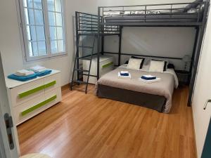 Chambres dans maison avec piscine toboggan aquatique et spa