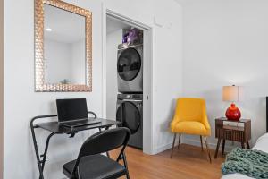 Stylish Top-Floor Gem with King Bed & City Ocean Views