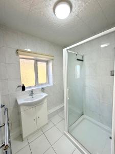 4 Bedrooms House CheapUKholiday