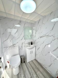 4 Bedrooms House CheapUKholiday