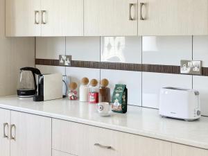 5-Min Walk to Beach - Bright 2-BR Home with Private Garden & Sunset Views