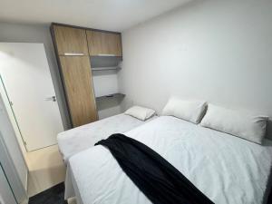 Incrível cobertura para família com 2 quartos e ar