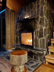 Ruska 2, Ylläs, Äkäslompolo, Lapland - Log Cabin with Lake and Fell Scenery