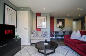 Luxury Business Class Apartment in City Centre - On Ground Floor with FREE PRIVATE Parking, FAST WIFI, Netflix, Fully Serviced with 2 Bathrooms for Longer Stays!