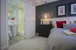 Luxury Business Class Apartment in City Centre - On Ground Floor with FREE PRIVATE Parking, FAST WIFI, Netflix, Fully Serviced with 2 Bathrooms for Longer Stays!