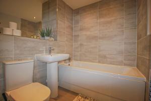 Luxury Business Class Apartment in City Centre - On Ground Floor with FREE PRIVATE Parking, FAST WIFI, Netflix, Fully Serviced with 2 Bathrooms for Longer Stays!