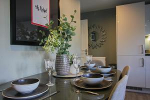 Luxury Business Class Apartment in City Centre - On Ground Floor with FREE PRIVATE Parking, FAST WIFI, Netflix, Fully Serviced with 2 Bathrooms for Longer Stays!