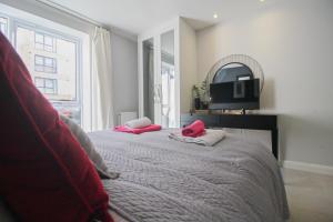 Luxury Business Class Apartment in City Centre - On Ground Floor with FREE PRIVATE Parking, FAST WIFI, Netflix, Fully Serviced with 2 Bathrooms for Longer Stays!