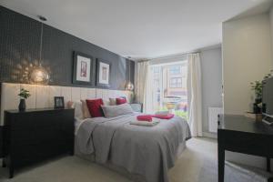 Luxury Business Class Apartment in City Centre - On Ground Floor with FREE PRIVATE Parking, FAST WIFI, Netflix, Fully Serviced with 2 Bathrooms for Longer Stays!