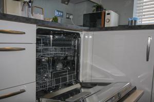 Luxury Business Class Apartment in City Centre - On Ground Floor with FREE PRIVATE Parking, FAST WIFI, Netflix, Fully Serviced with 2 Bathrooms for Longer Stays!