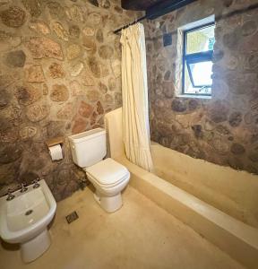 Casa de piedra con jardin y pileta - privada