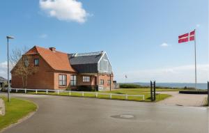 4 Bedroom Beach Front Home In Vinderup