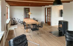 4 Bedroom Beach Front Home In Vinderup