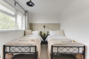 Luxury 2-Bed House in Stevenage Sleeps 6 Free Parking Barefoot & Board