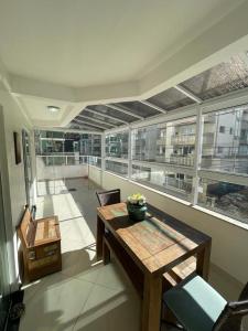 Apto de 2 Quartos em Meia Praia