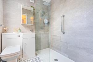 Broomfield House - City Centre - Free Parking, Self-Check-In, Garden, Fast Wifi and Smart TV by Yoko Property