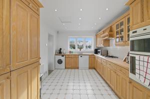 Spacious 4-BR Home in Romford with Garden Free Wi-Fi & Parking