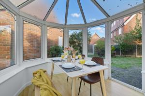 Luxurious & Comfy 4BR Home in Romford with Garden Free Wi-Fi & Parking