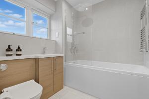 Luxurious & Comfy 4BR Home in Romford with Garden Free Wi-Fi & Parking