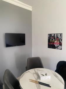 Woven Calm, 2BR Near the Blue City