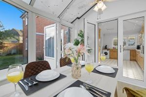 Luxurious & Comfy 4BR Home in Romford with Garden Free Wi-Fi & Parking