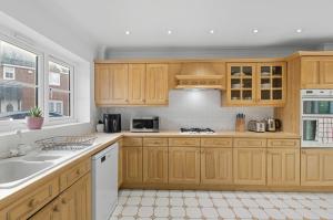 Luxurious & Comfy 4BR Home in Romford with Garden Free Wi-Fi & Parking