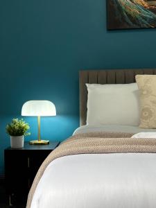 Stylish 3 bed home in Burnley by Lyx Stays, Ideal for Contractors, Weekend Getaways and Business Travellers - with Free Parking