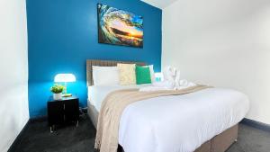 Stylish 3 bed home in Burnley by Lyx Stays, Ideal for Contractors, Weekend Getaways and Business Travellers - with Free Parking