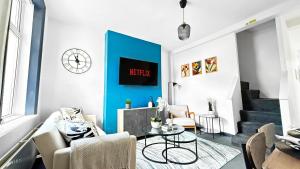 Stylish 3 bed home in Burnley by Lyx Stays, Ideal for Contractors, Weekend Getaways and Business Travellers - with Free Parking