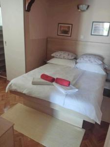 Apartments by the sea Barbat, Rab - 24932