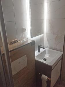 Apartments by the sea Barbat, Rab - 24932