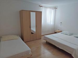 Apartments with parking space Grebastica, Sibenik - 24934