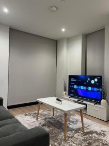High-end 2 Bed Retreat - AO Arena & Victoria Stn