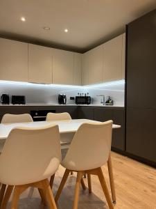 Premium 2BR Apt in City Centre, Deluxe Retreat