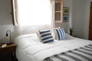 antiguo Yellow Cardinal Lodge