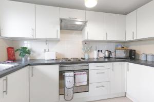 Modern 2 Bed Apartment with Parking in Broadlands Court