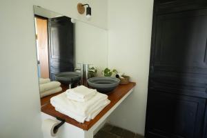 antiguo Yellow Cardinal Lodge