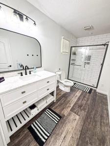 Lakefront Home-3BD2.5BADockGrillFirepitKayaks