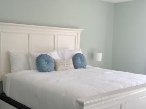 Lakefront Home-3BD2.5BADockGrillFirepitKayaks
