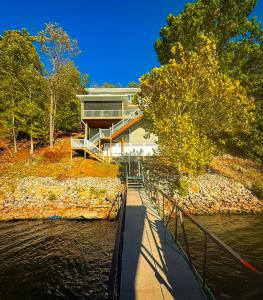Lakefront Home-3BD2.5BADockGrillFirepitKayaks