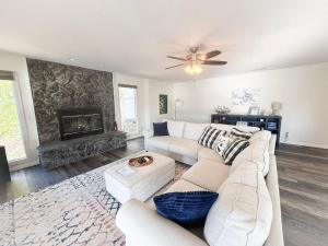 Lakefront Home-3BD2.5BADockGrillFirepitKayaks
