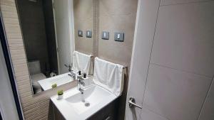 Moderno depto frente a Mall Plaza Egaña