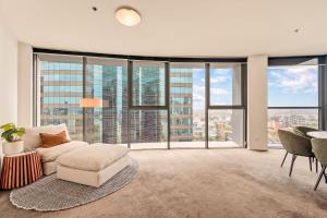 Glasshouse on Felix - Luxury Brisbane City Apartment with River Views, Pool and Parking