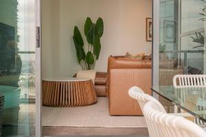 Glasshouse on Felix - Luxury Brisbane City Apartment with River Views, Pool and Parking