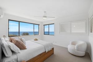 Ziggys Beach House - Ocean views, Jacuzzi, Sauna!