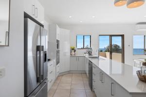 Ziggys Beach House - Ocean views, Jacuzzi, Sauna!