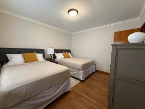 Charming Cozy 2 br 1 ba apt near Oak Park fast wifi near transportation