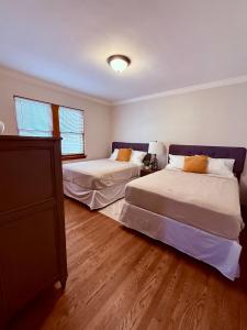 Charming Cozy 2 br 1 ba apt near Oak Park fast wifi near transportation